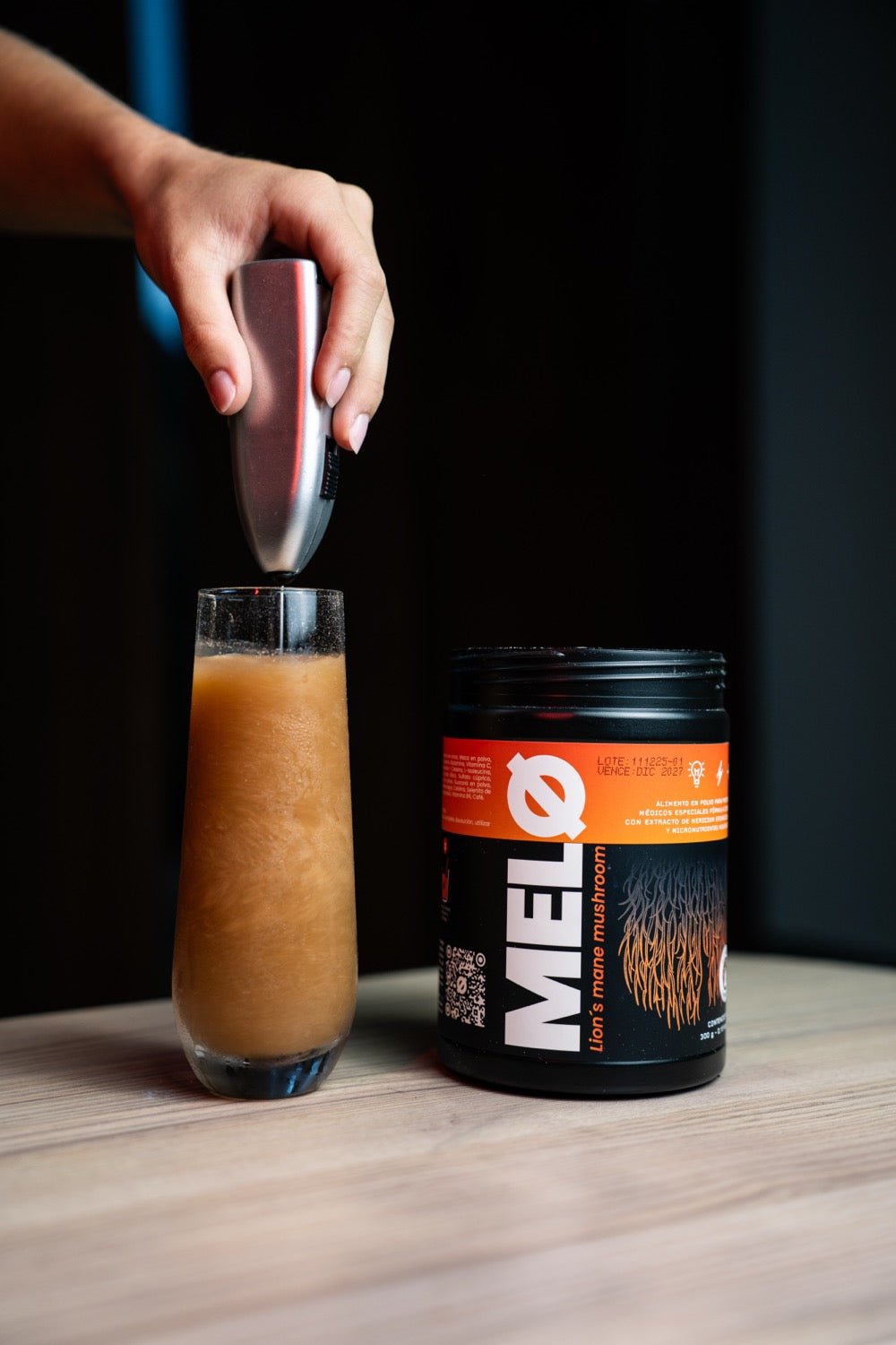 Preparando MELØ con el frother